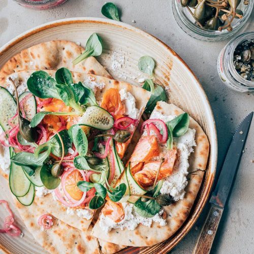 Platbrood met warm gerookte zalm