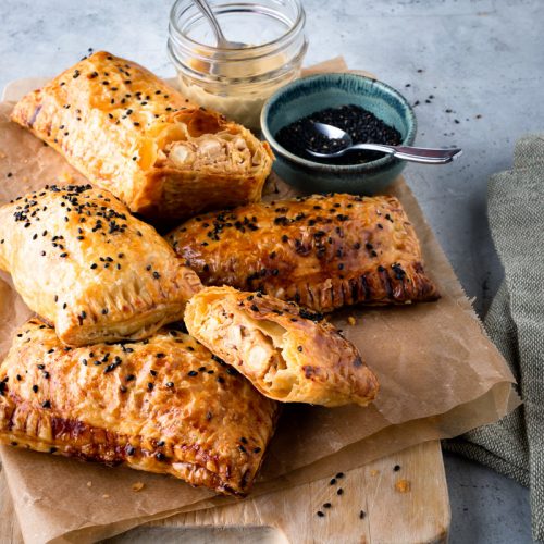 Vegetarisch bladerdeeghapje met gehakt