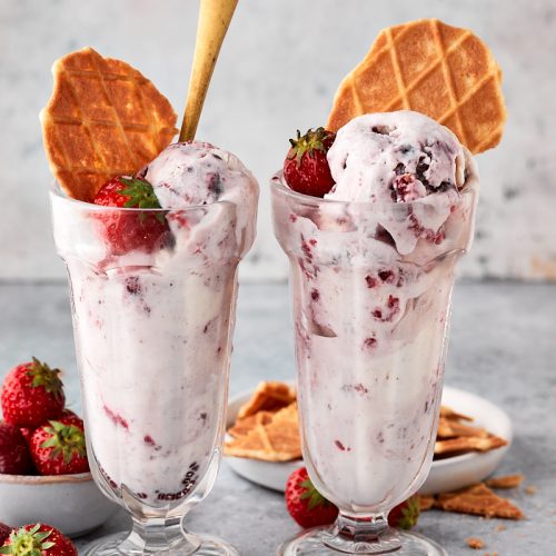 Yoghurtijs met rood fruit
