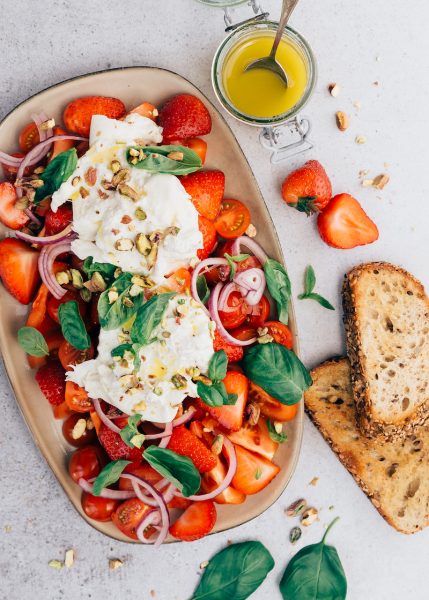 Zomersalade met aardbeien en burrata