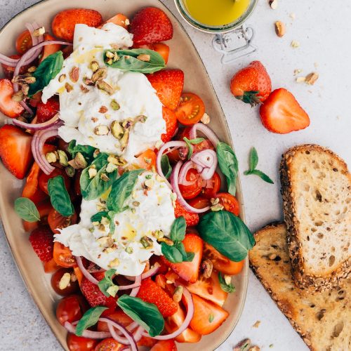 Zomersalade met aardbeien en burrata