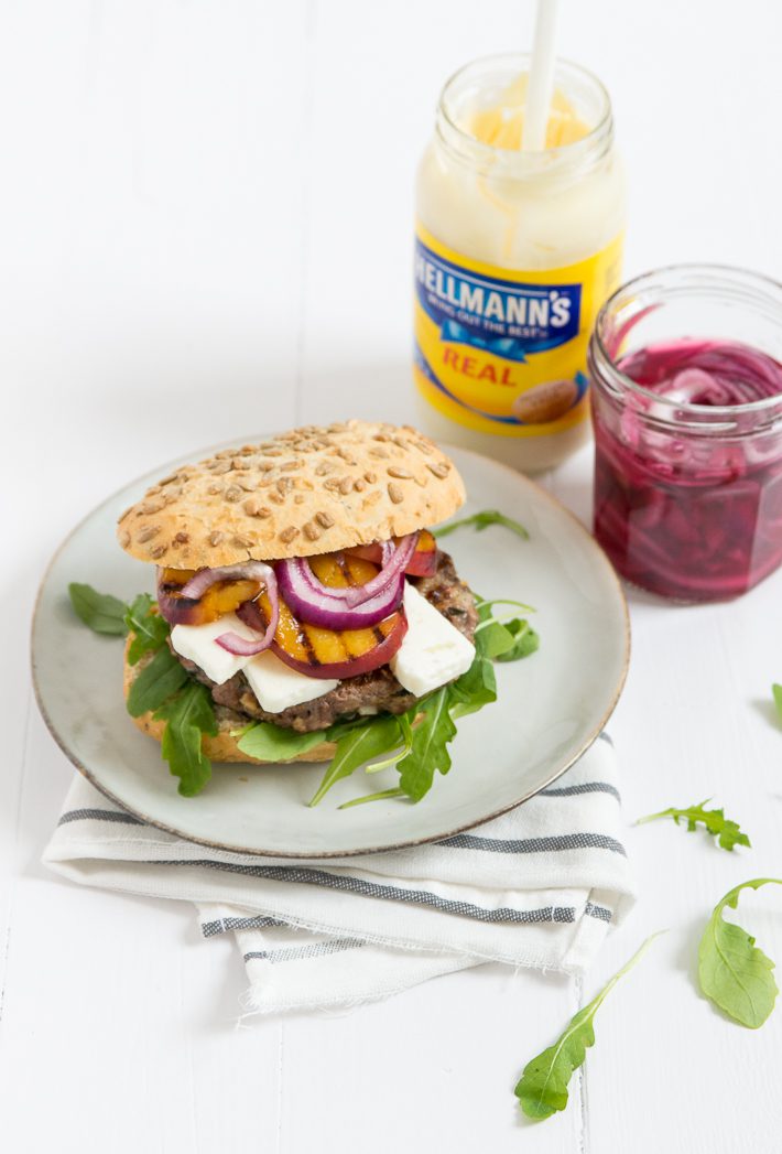 Hamburger met gegrilde perzik