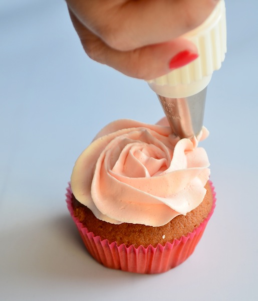 rozen spuiten van botercrème rozen spuiten van botercrème
