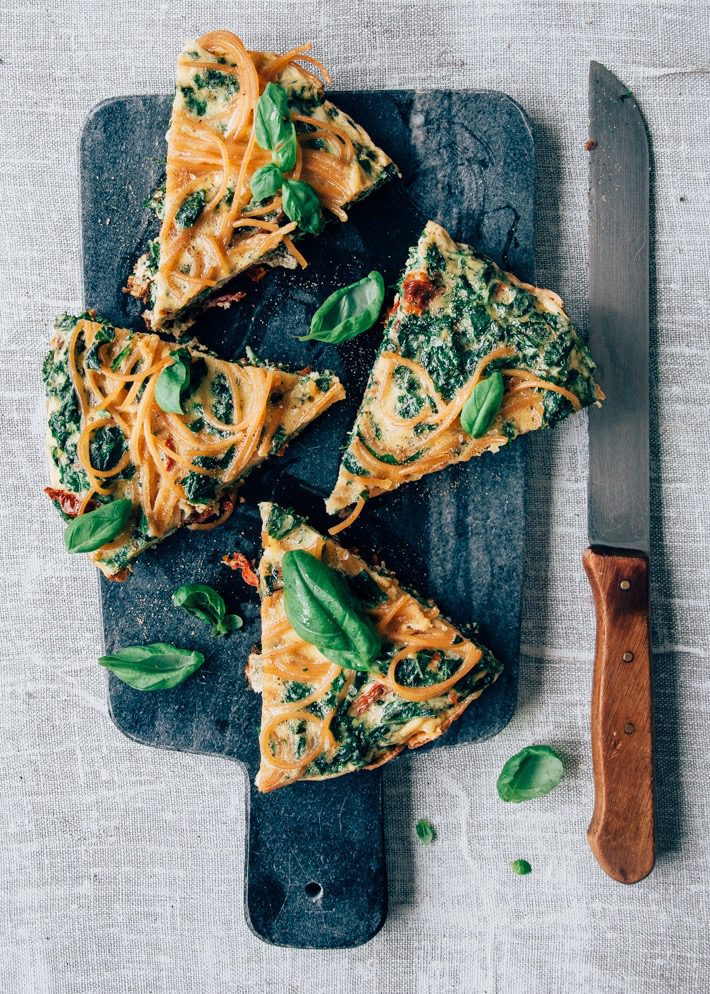 Frittata met spaghetti en zongedroogde tomaat