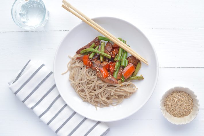 hete kip met sriracha saus