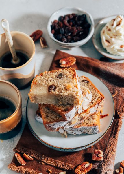 gevulde cake met noten en rozijnen