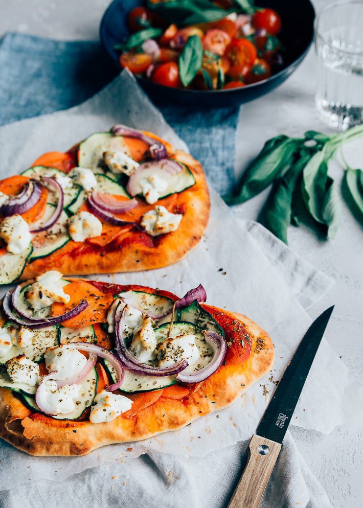 Naanpizza met veel groente en geitenkaas