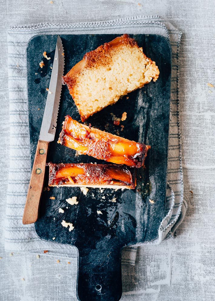 Upside down cake met perzik