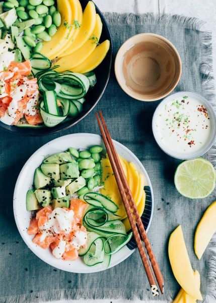 poke bowl met zalm en mango