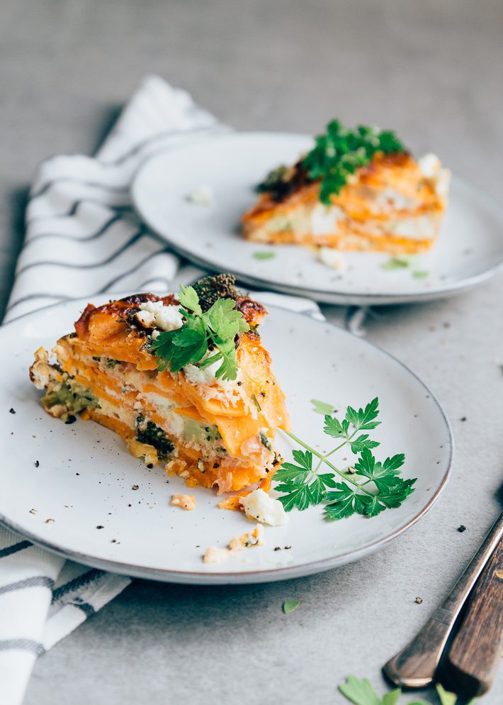 Zoete aardappelschotel met broccoli en zalm