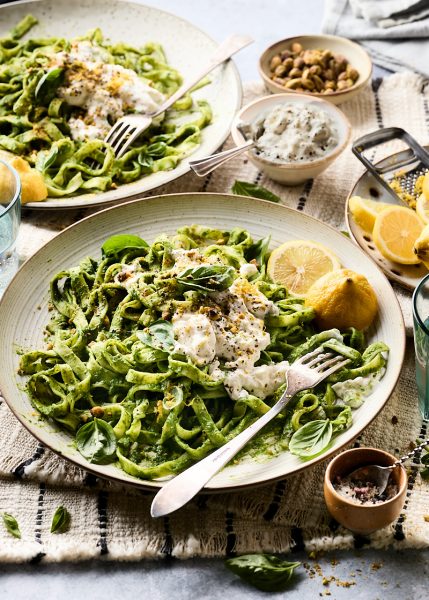 Groene pasta met stracciatella